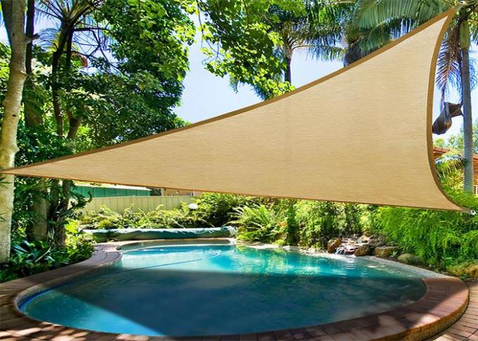 Zeil die van de de zonschaduw van de zwembad het vierkante driehoek vierkante met 95% tarief in de schaduw stellen